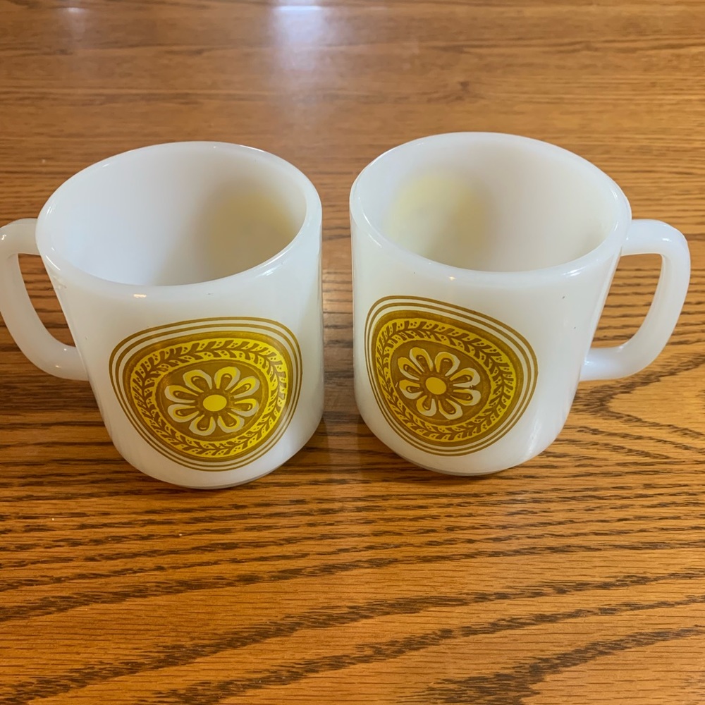 Vintage Milk Glass Flower Coffee Tea Mug Set Of 2 Stackable Daisy Medallion